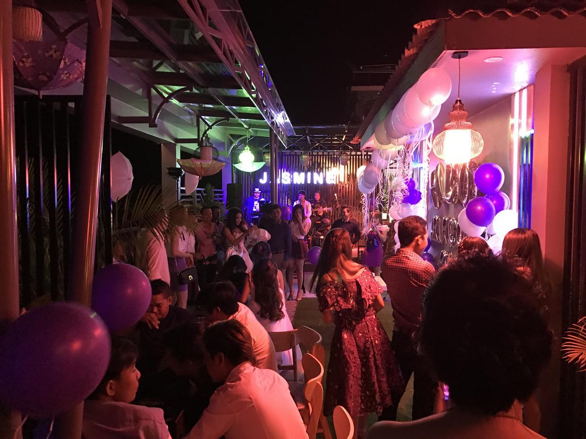 באטאמבנג Jasmine Hotel& Sky Bar מראה חיצוני תמונה
